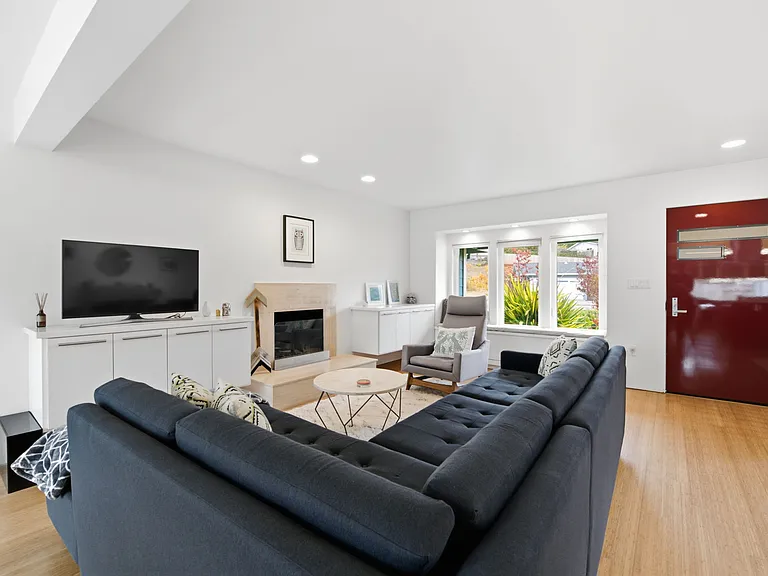 796 Crespi Dr — Photo 10