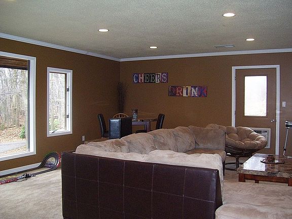 Magnificent new great room w/ wet bar