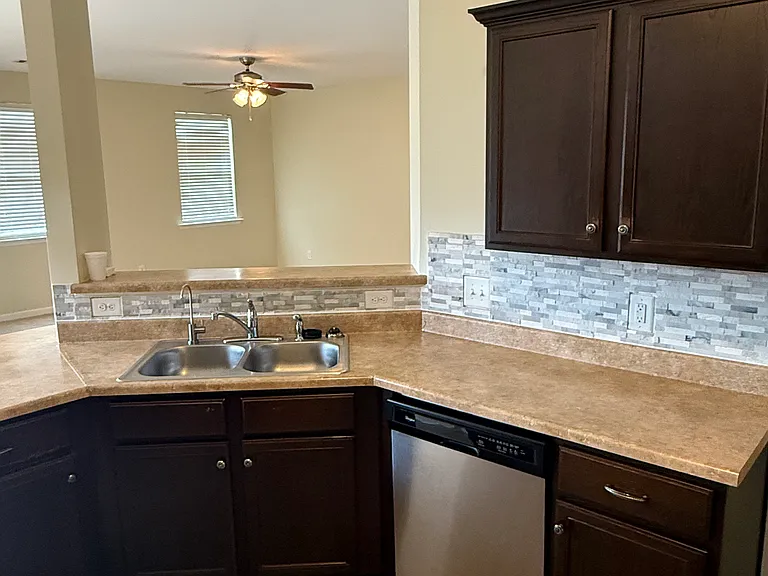 1629 Robindale Dr — Photo 10