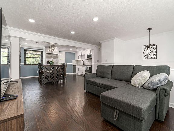 4th image of 8127 Maugham Dr