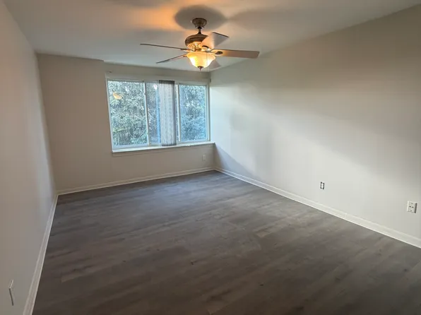 3911 Fort St APT 217, Trenton, MI 48183