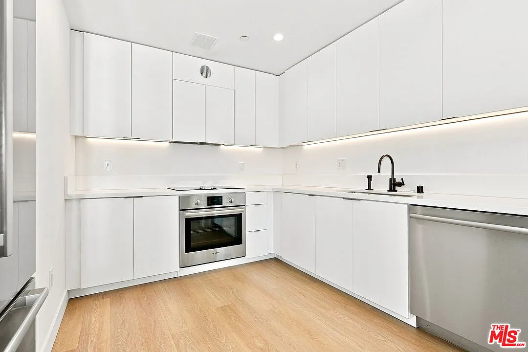 2 bed, 2.0 bath, 1720 sqft, $5,500 — Photo 3
