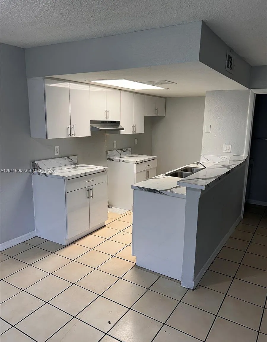 Delray Estates Condo Ph I — Photo 2