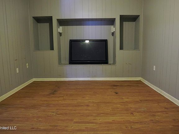 4th image of 2409 Woolmarket St
