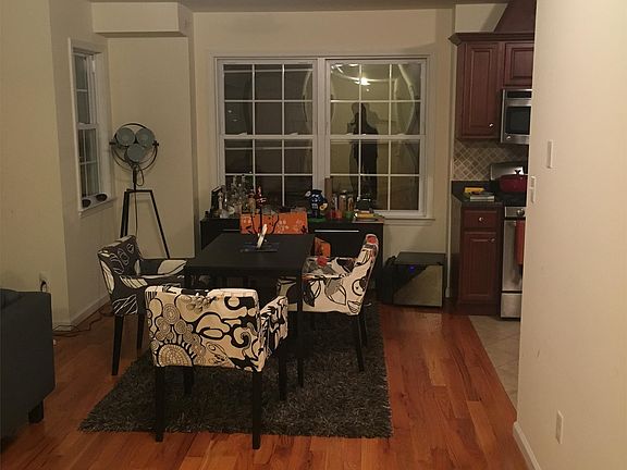 4th image of 231 E Kinney St #3