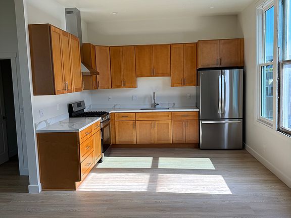 5th image of 154 Noe St