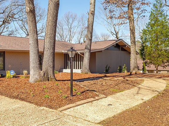 3rd image of 102 Kingswood Dr