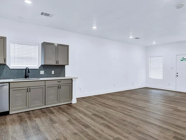 1027 W Coffin St — Photo 6
