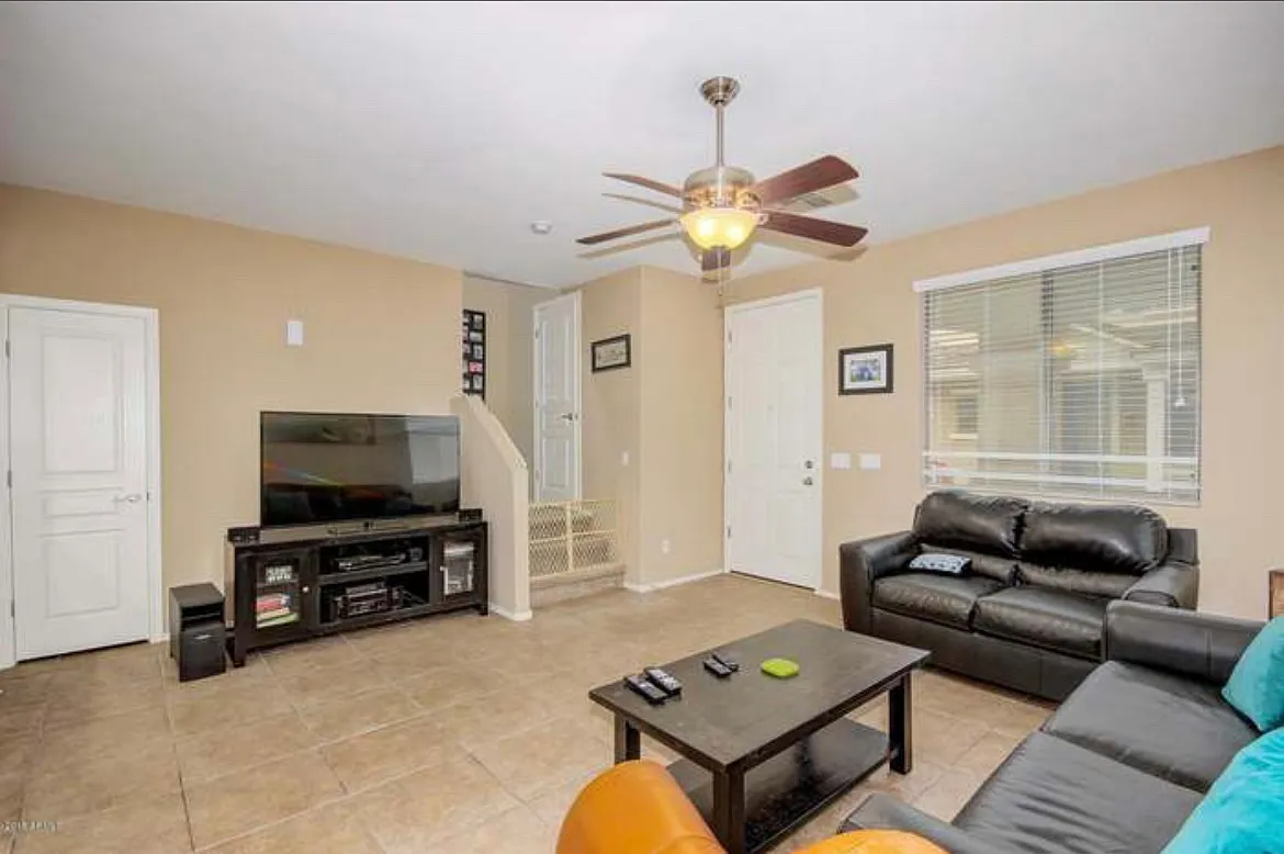 3 bed, 2.5 bath, 1564 sqft, $2,300 — Photo 4