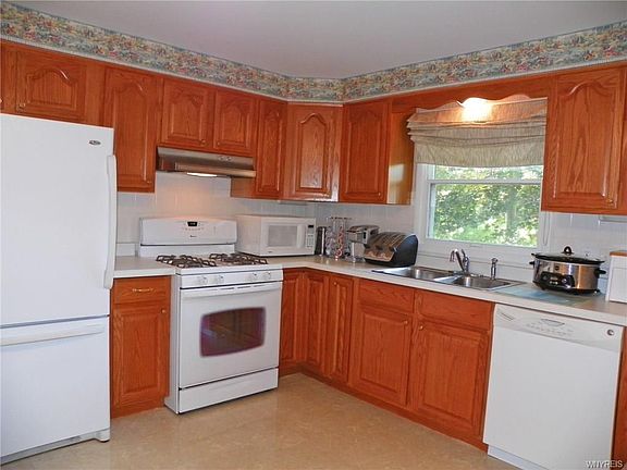 3rd image of 122 Robert Dr