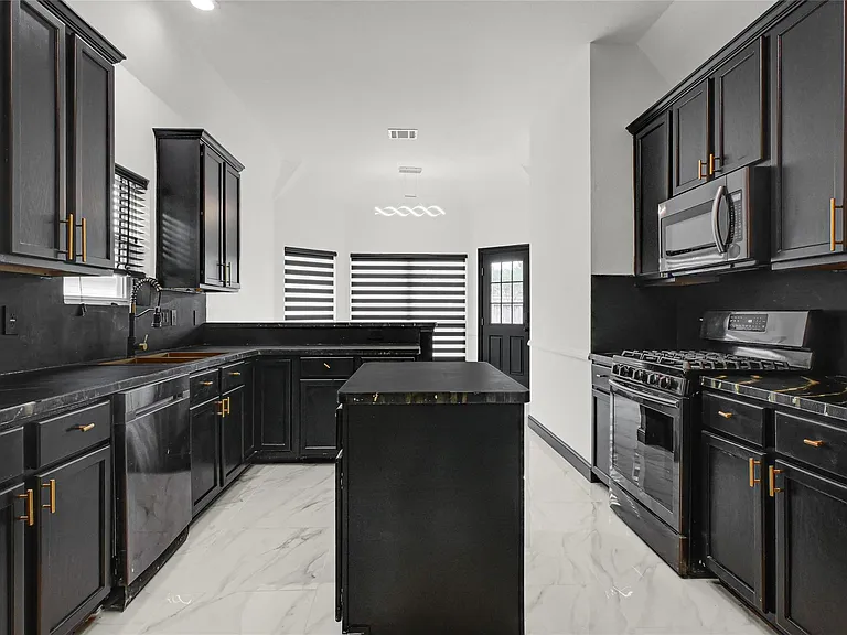 11915 Helene Ct — Photo 6