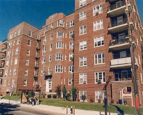 2nd image of 610 Victory Blvd APT 1C