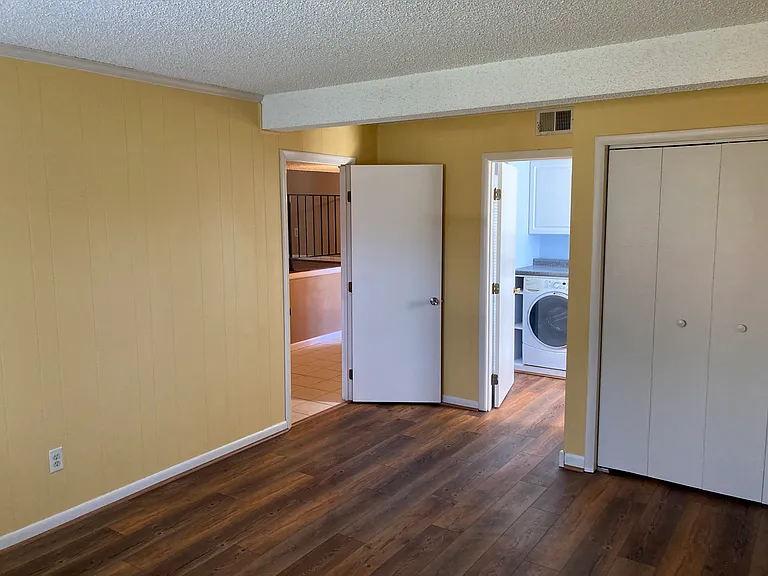 436 Queensway Rd — Photo 16