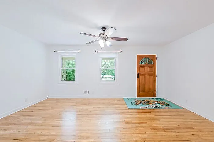 3 bed, 2.0 bath, 1374 sqft, $1,899 — Photo 4