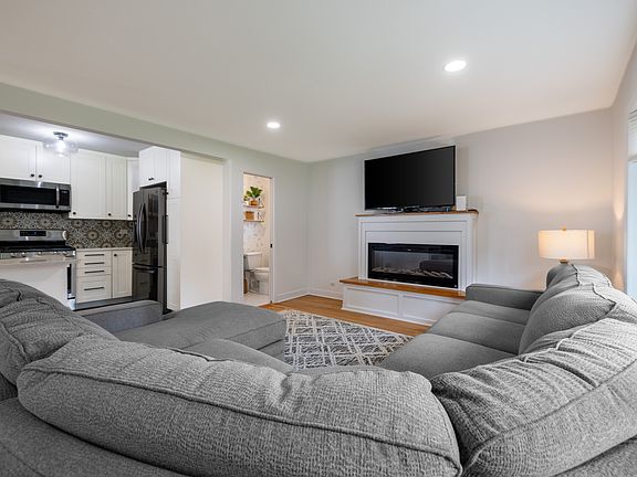 4th image of 4112 Lindley St