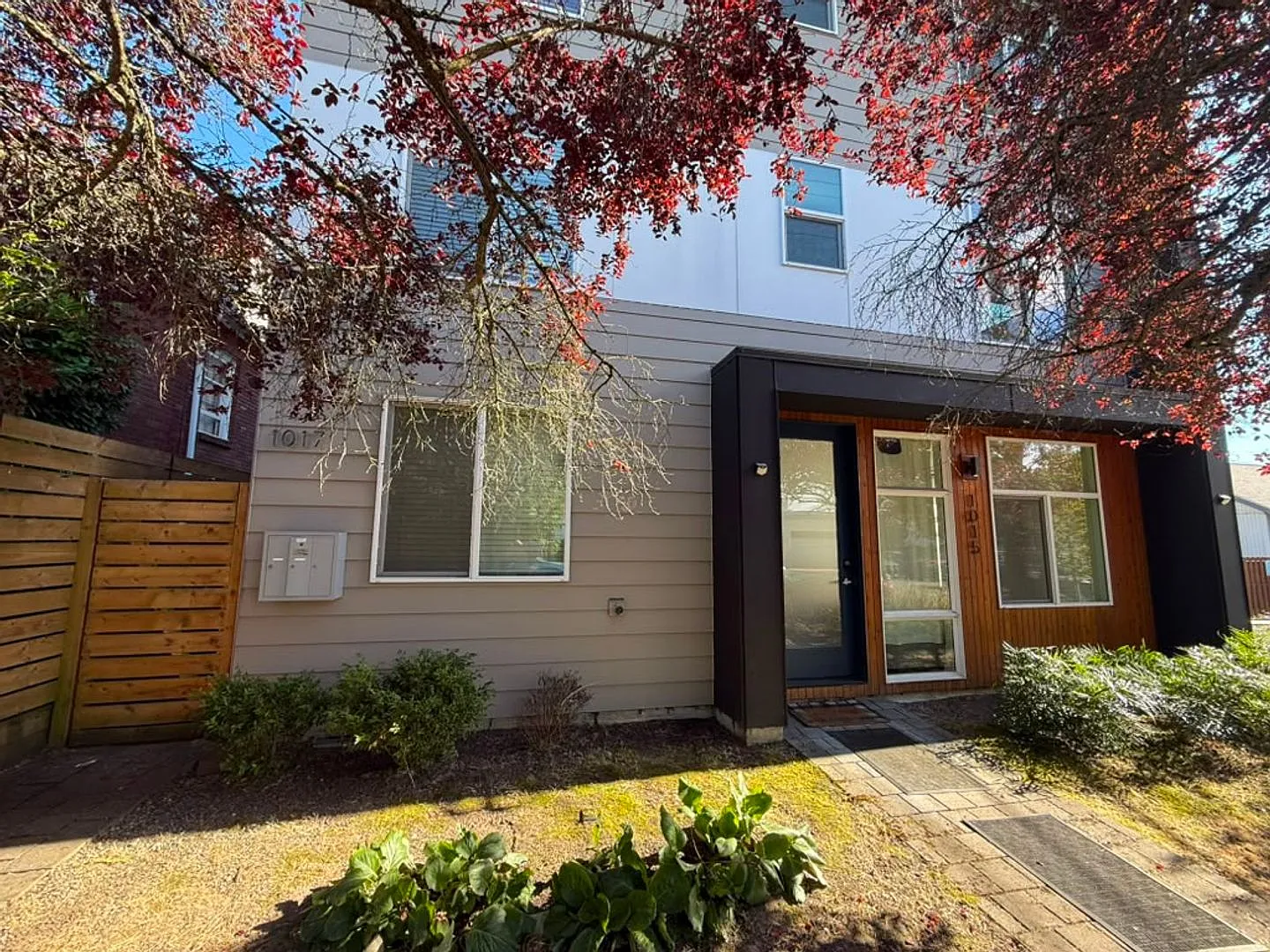 Fully Furnished - 9 Bed 3 Bath U-District Home! — Photo 2