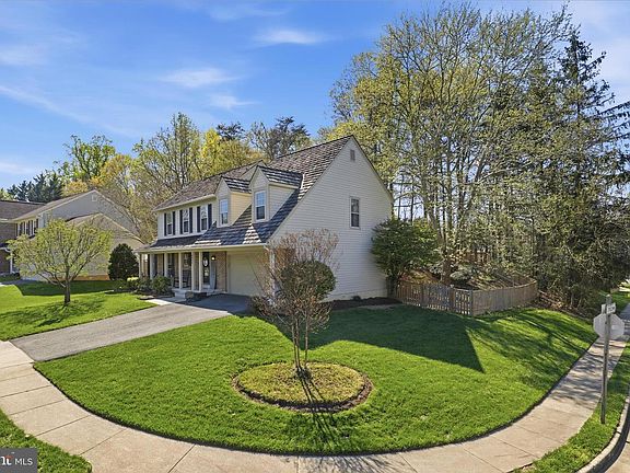 3rd image of 8006 Oak Hollow Ln