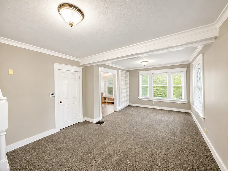 323 N River Blvd — Photo 3