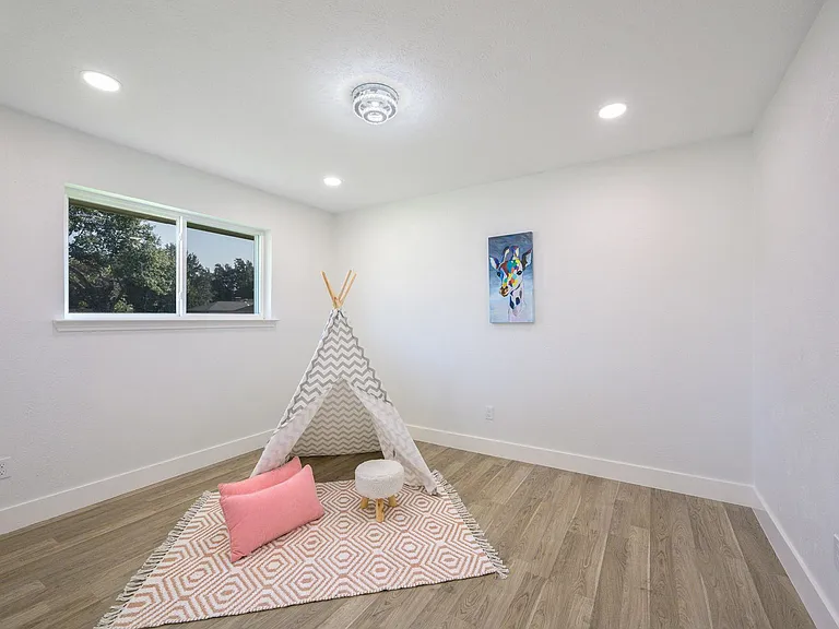 2400 Bengal Ln — Photo 17