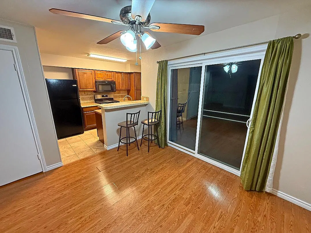 2 bed, 2.5 bath, 1120 sqft, $1,500 — Photo 4