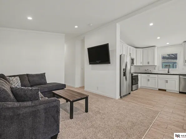 2432 Larimore Ave, Omaha, NE 68111