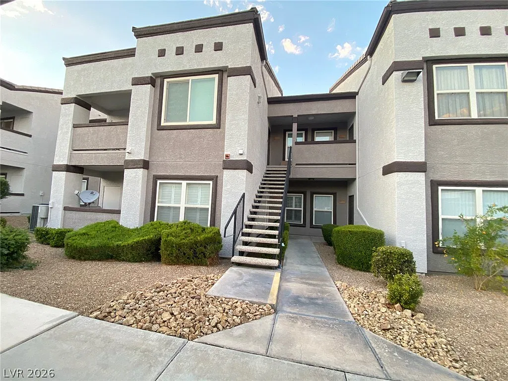 2 bed, 2.0 bath, 1046 sqft, $1,395 — Photo 2