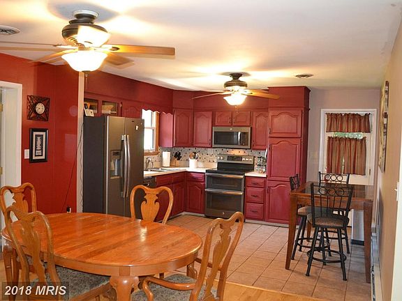 Nice kitchen w/newer appliances