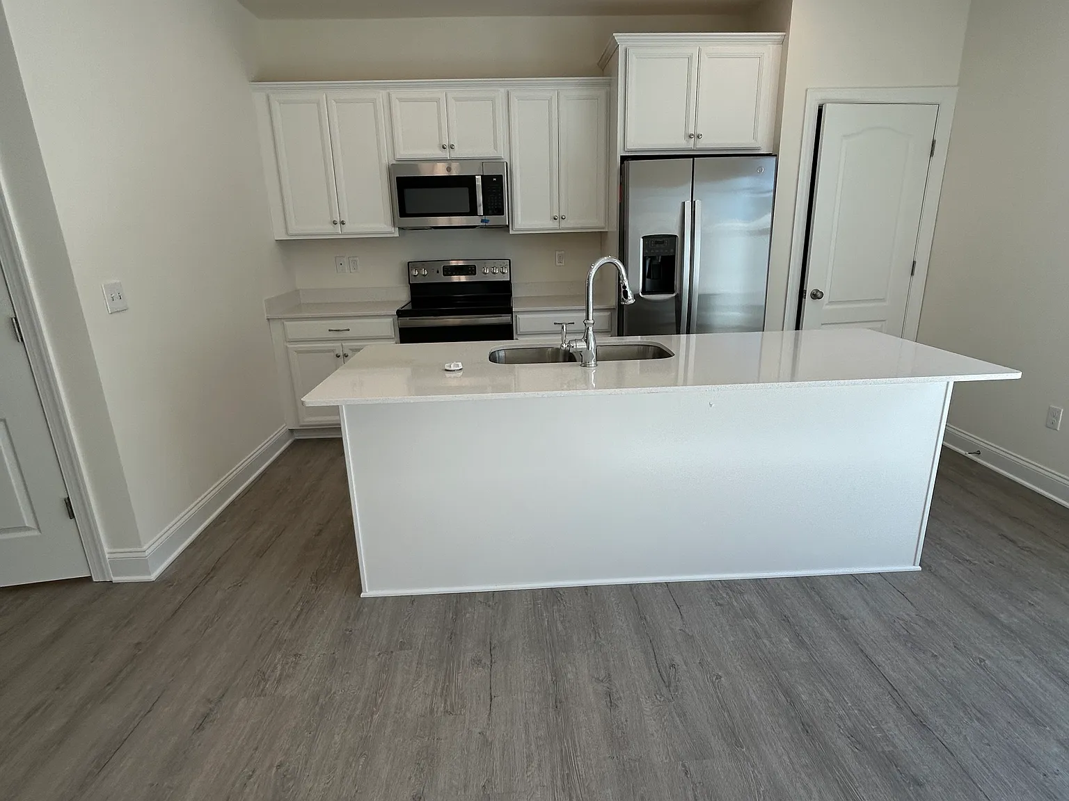3 bed, 2.5 bath, 1642 sqft, $1,900 — Photo 3
