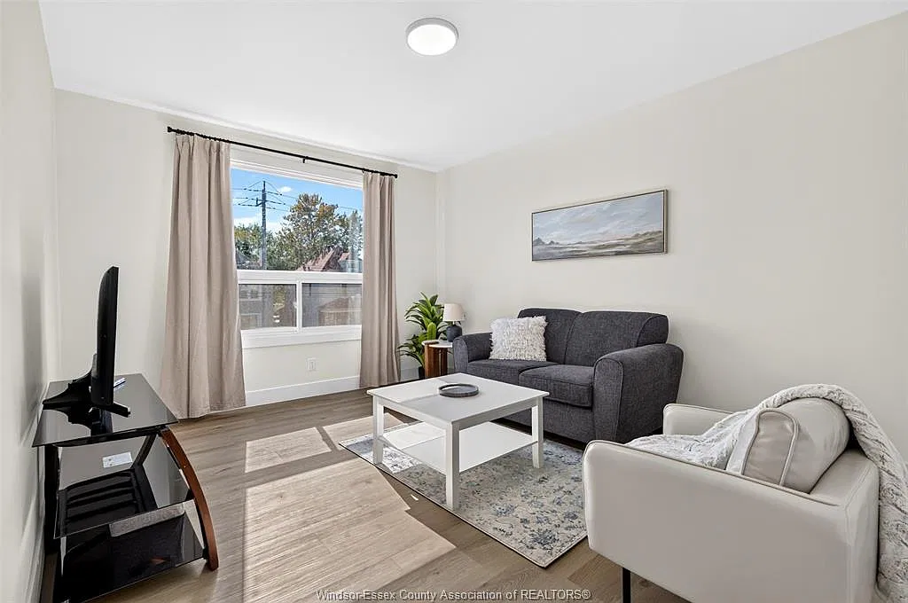 3 bed, $2,400 — Photo 4