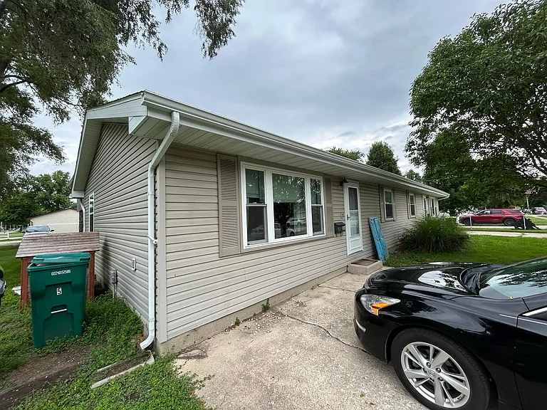 800 E Overton St — Photo 2
