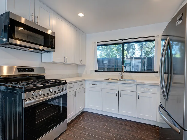 1476 N Wilson Ave — Photo 13