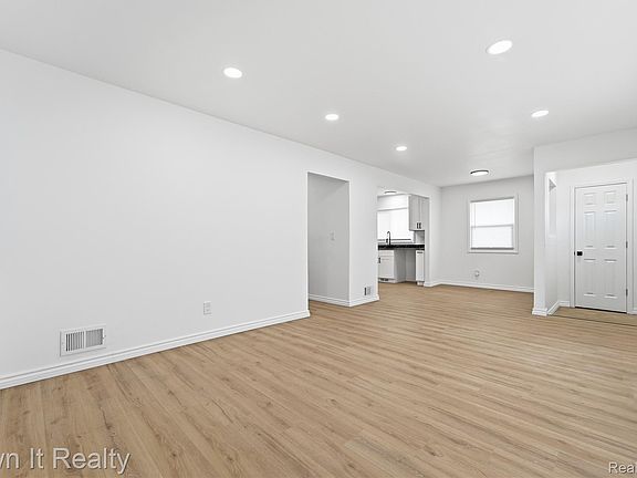 5th image of 7230 Rosemont Ave