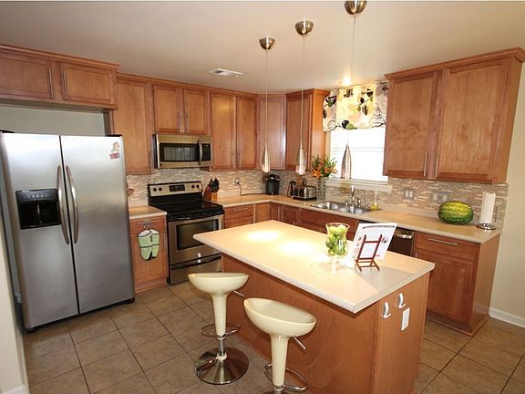 Kitchen w/Island & Breakfast Bar