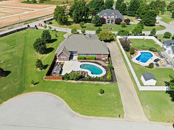 4th image of 2701 S Laurel Crossing Cir