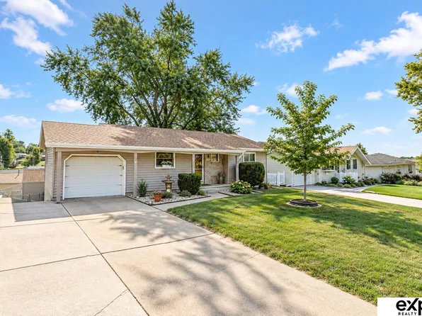 7201 Wood River Dr, Bellevue, NE 68157