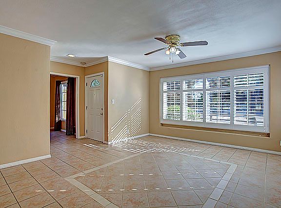 2nd image of 17611 Victory Blvd