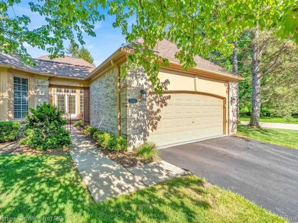 22218 Village Pines Dr, Franklin, MI 48025