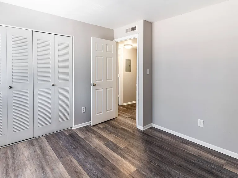 Pickwick Farms Apartments — Photo 16