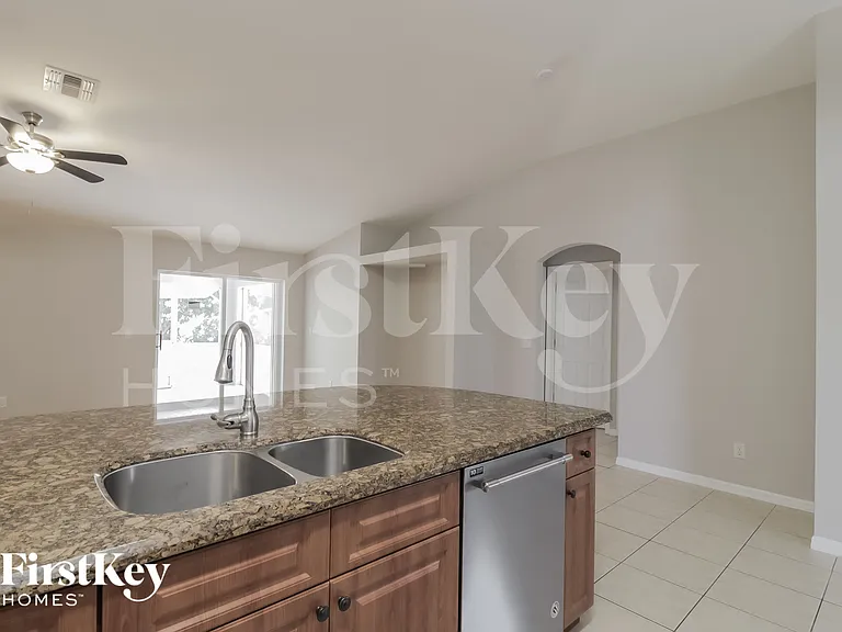 927 NW 10th Ave — Photo 5