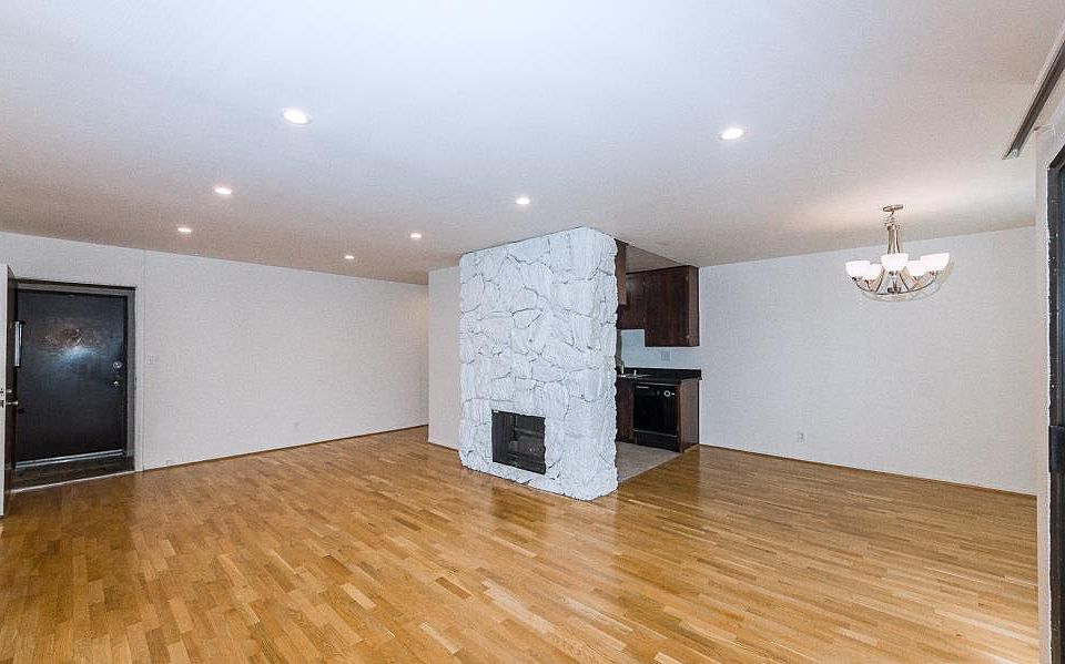 1st image of 11545 Moorpark St #13