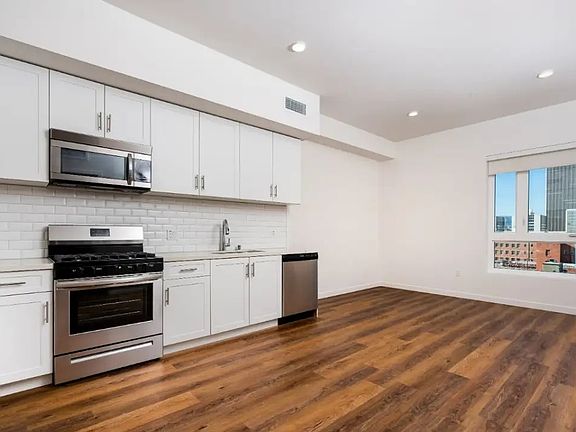 2nd image of 832 S Mariposa Ave #706F