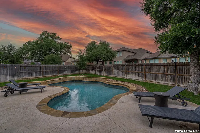 5 bed, 3.5 bath, 3640 sqft, $4,500 — Photo 2