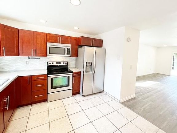 4th image of 515 S Constitution Ave #515