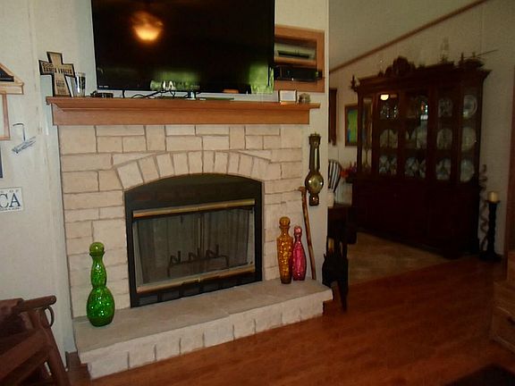 WOOD-BURNING FIREPLACE