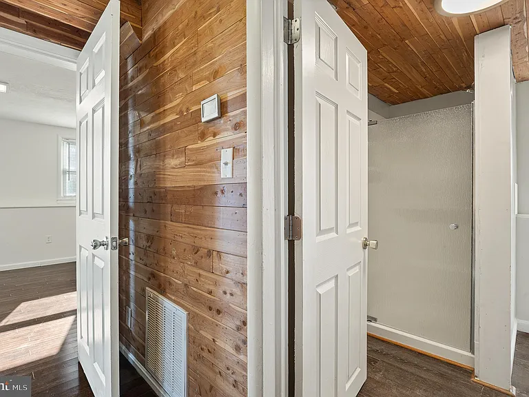 312 N Hammonds Ferry Rd — Photo 38