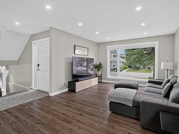5th image of 132 E Woodglen Way SW