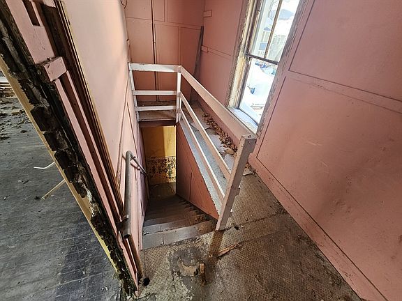 4th image of 27 Hall St