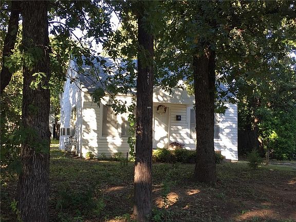 2nd image of 3917 Carnation Ave