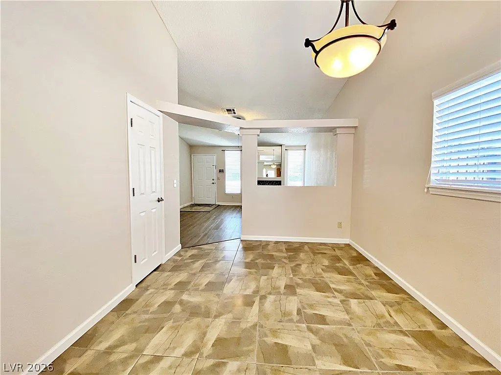 3 bed, 2.0 bath, 1200 sqft, $2,395 — Photo 4