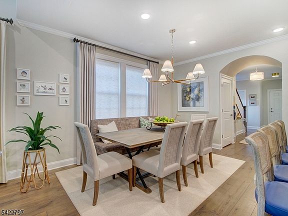4th image of 30 Dahlia Dr